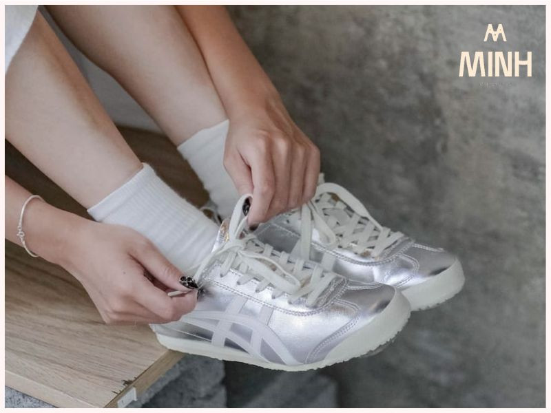 Cận cảnh phần gót giày Onitsuka Tiger với logo đặc trưng, thể hiện tầm quan trọng của việc chọn size giày Onitsuka Tiger chính xác.