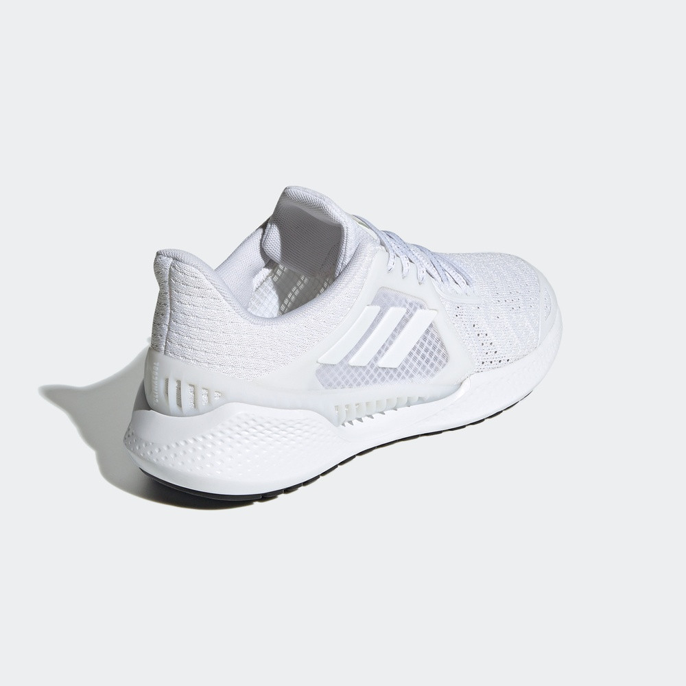 Cận cảnh phần thân trên của giày adidas climacool vent nữ với các lỗ thông hơi li ti và chi tiết ba sọc đặc trưng