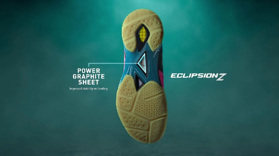Cận cảnh tấm Power Graphite được tích hợp dưới đế giày Yonex, tăng cường ổn định