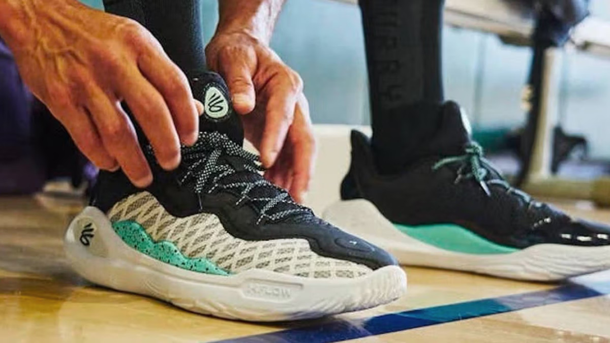 Cân nhắc chiều rộng bàn chân nam khi chọn size giày Under Armour