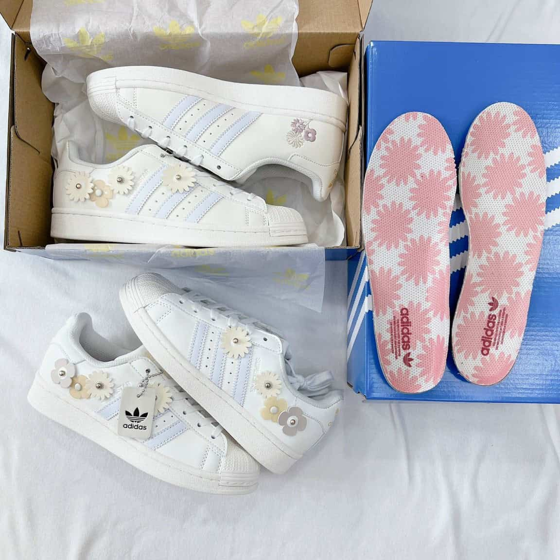 Cặp đôi diện giày thể thao Adidas Superstar trắng