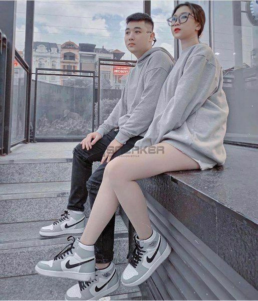 Cặp đôi mang giày thể thao Nike màu đen phối trắng