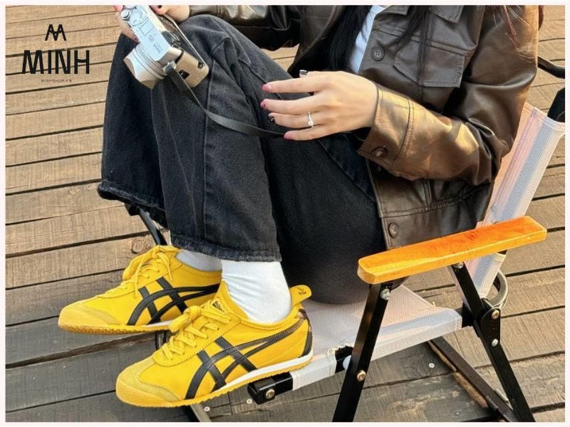 cặp đôi thử giày Onitsuka Tiger tại cửa hàng