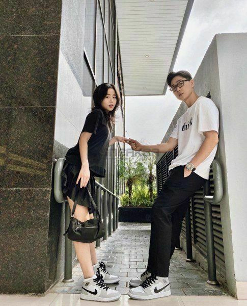 Cặp đôi trẻ phối giày thể thao đôi Nike phong cách đường phố