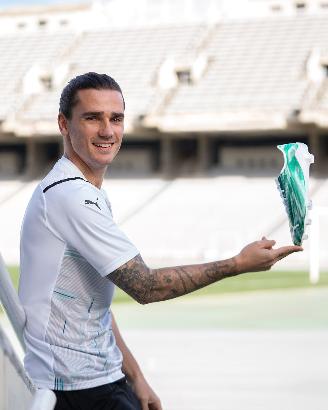 Cầu thủ Antoine Griezmann trình diễn giày đá bóng nhẹ nhất Puma Ultra SL 21 trên sân cỏ