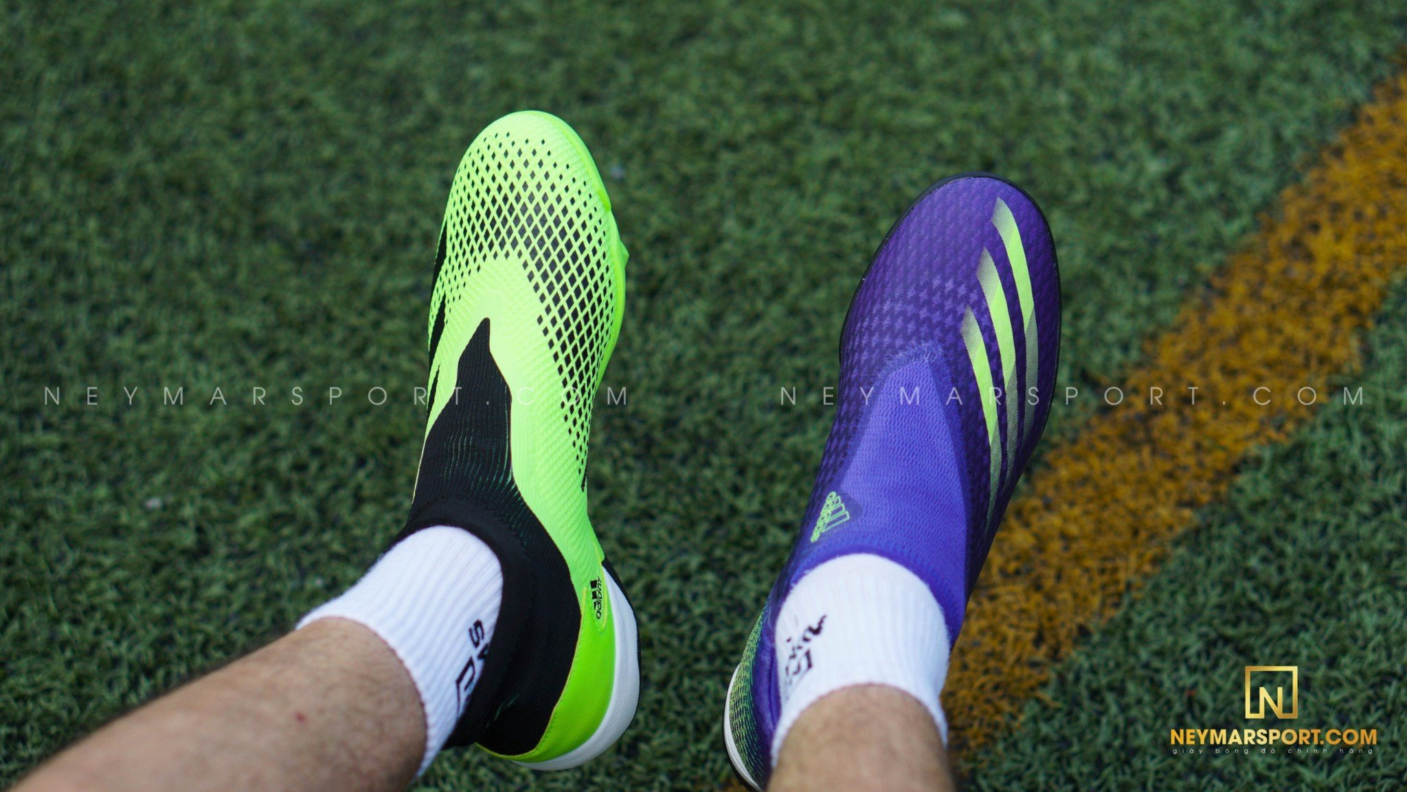 Cầu thủ đang di chuyển với giày đá bóng Adidas không dây, tối ưu tốc độ