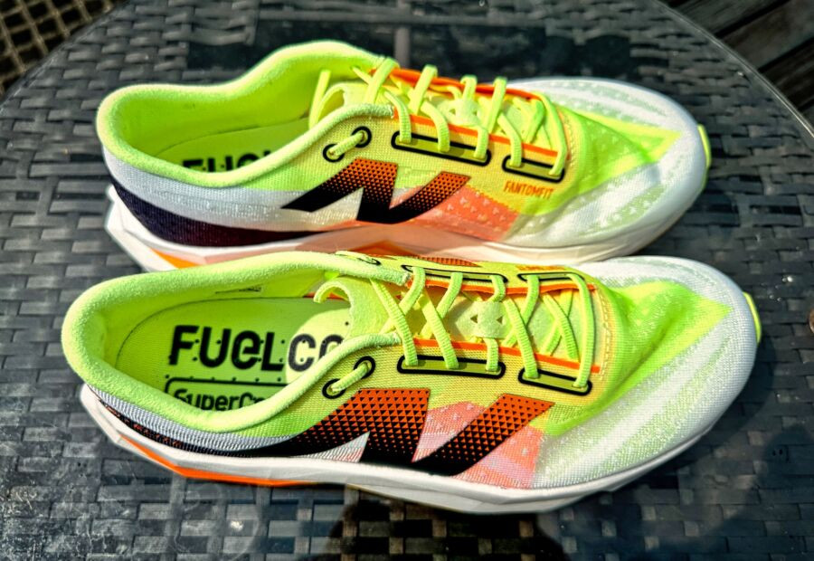 Cấu trúc phần thân trên (upper) của giày New Balance FuelCell SuperComp Elite v4 màu sáng