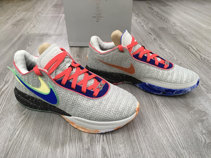 Cấu trúc thân giày bóng rổ LeBron 20 với logo Nike Swoosh kép