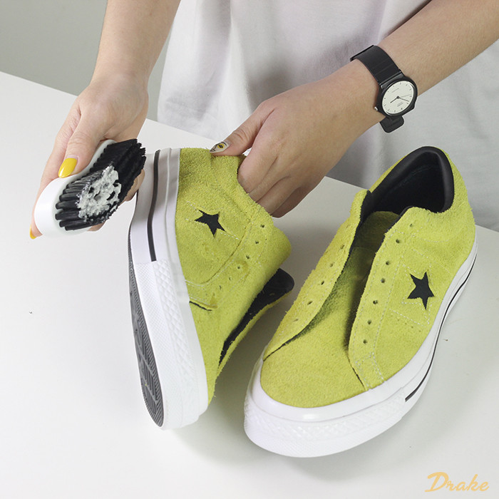Chải sạch vết bẩn cứng đầu trên bề mặt giày sneaker da lộn