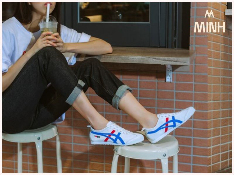 chân người mang giày Onitsuka Tiger để kiểm tra độ vừa vặn