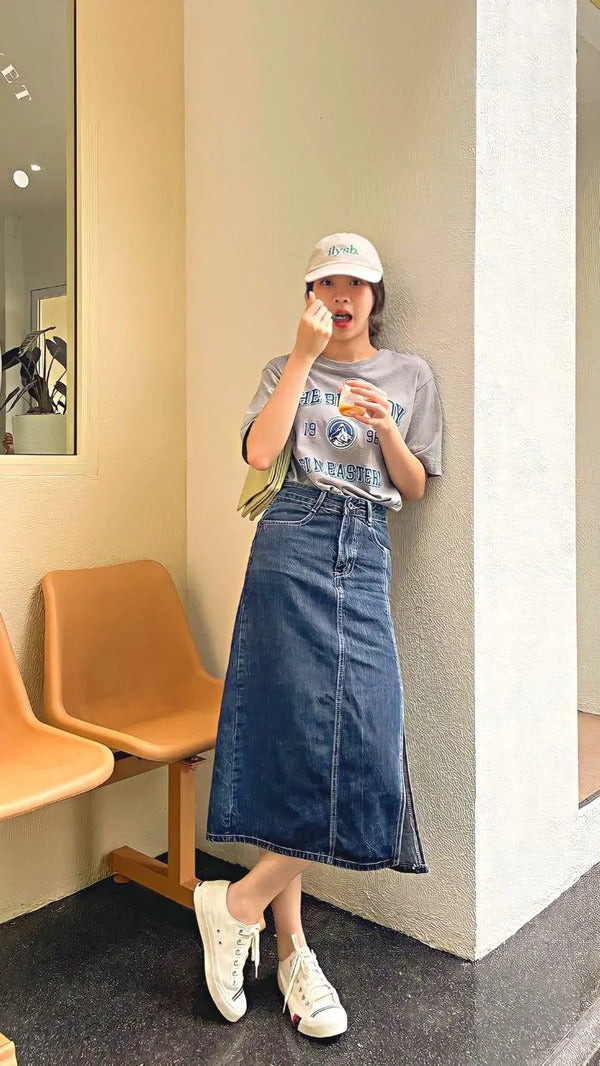 Chân váy bò dáng chữ A kết hợp với áo len trắng đơn giản
