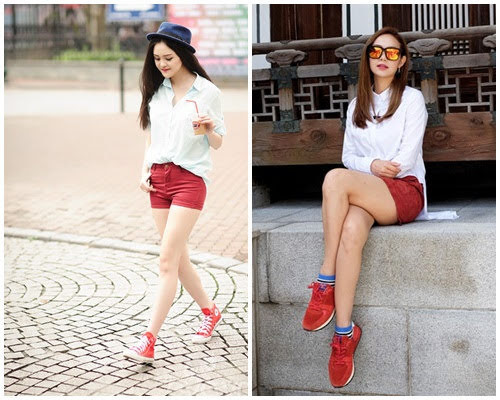Chàng trai diện áo phông trắng, quần jeans và giày thể thao đỏ đen