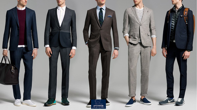 Chàng trai với áo vest xanh và quần âu slim fit màu be, phối cùng giày sneaker trắng, toát lên vẻ trẻ trung, lịch lãm
