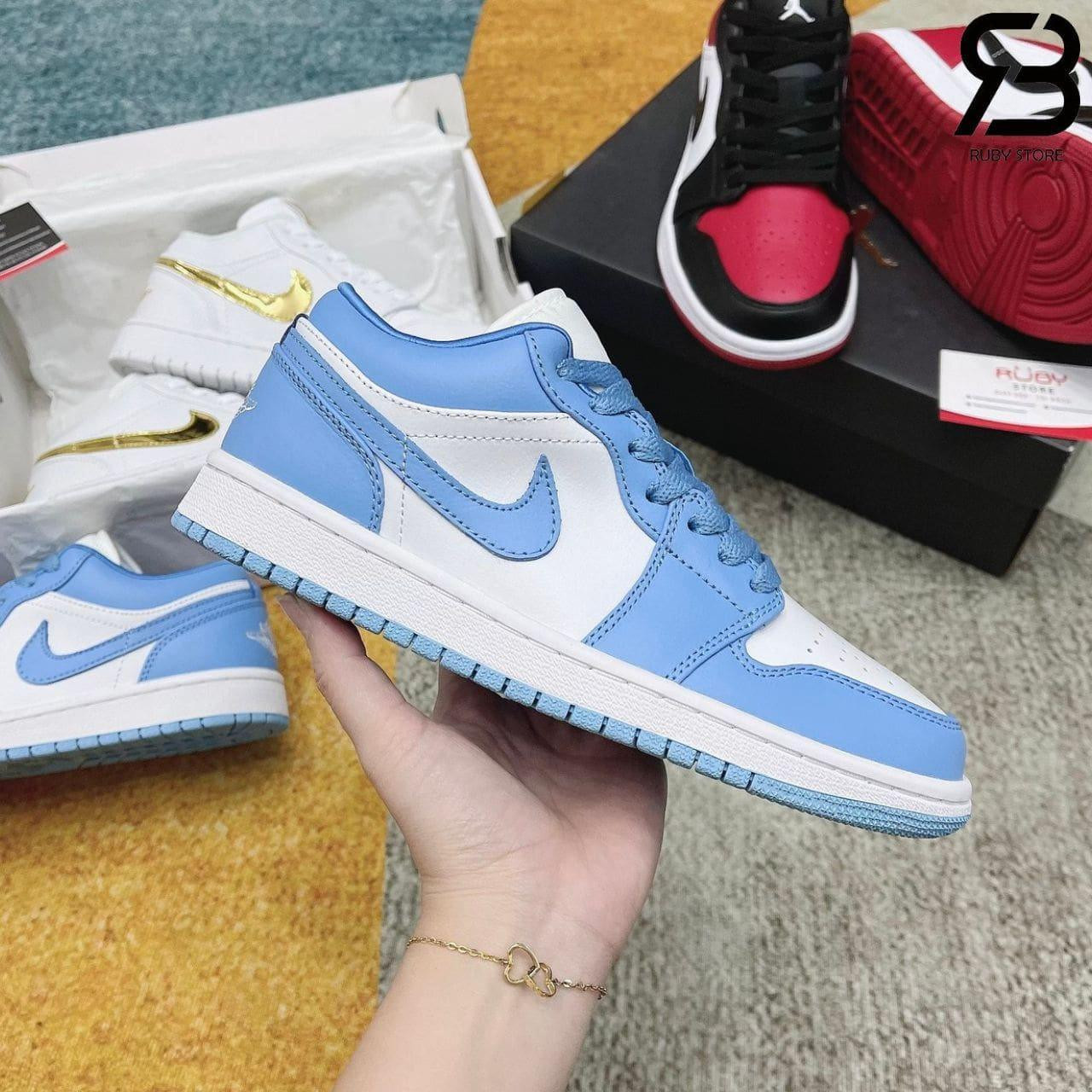 Chi tiết biểu tượng Swoosh màu xanh dương trên thân giày Jordan 1 Low UNC