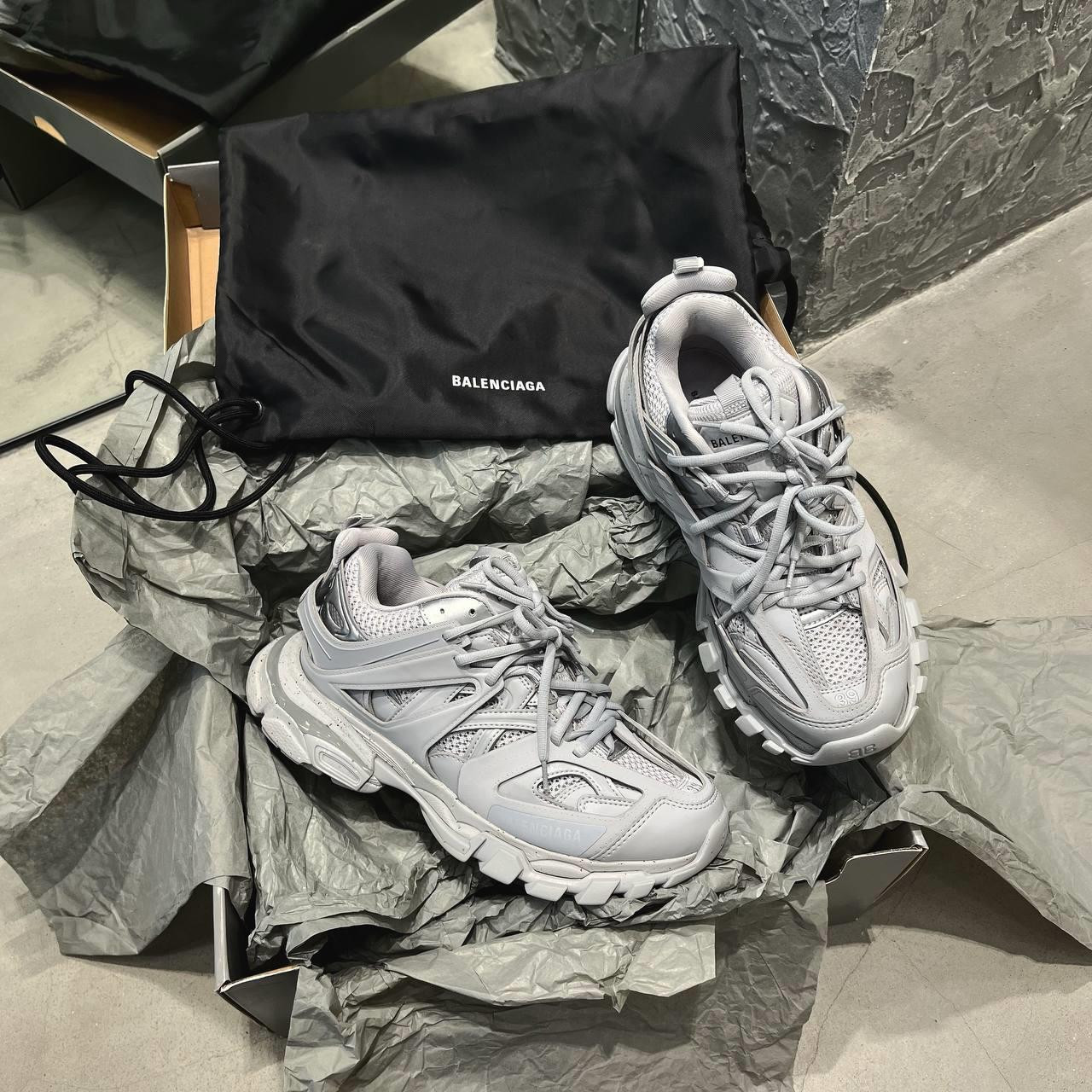 Chi tiết đế dày của giày sneaker tăng chiều cao nữ Balenciaga Track
