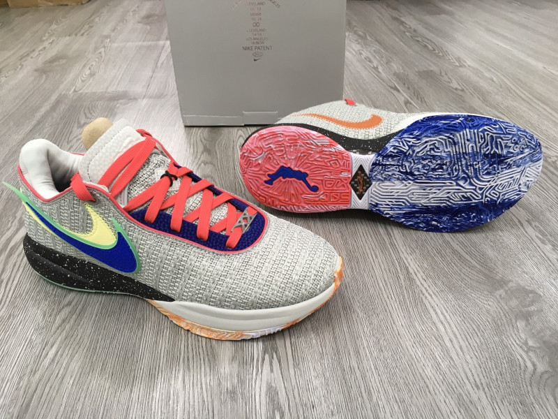 Chi tiết đế ngoài và bộ đệm Zoom Air của giày bóng rổ LeBron 20