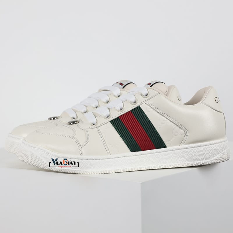 Chi tiết giày sneaker trắng sang trọng, dấu ấn thời trang Sơn Tùng