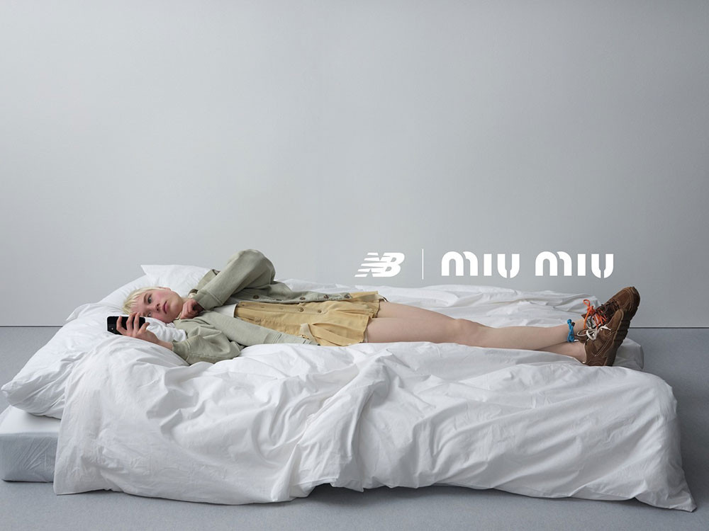 Chiến dịch quảng cáo giày thể thao Miu Miu x New Balance 530 SL với người mẫu