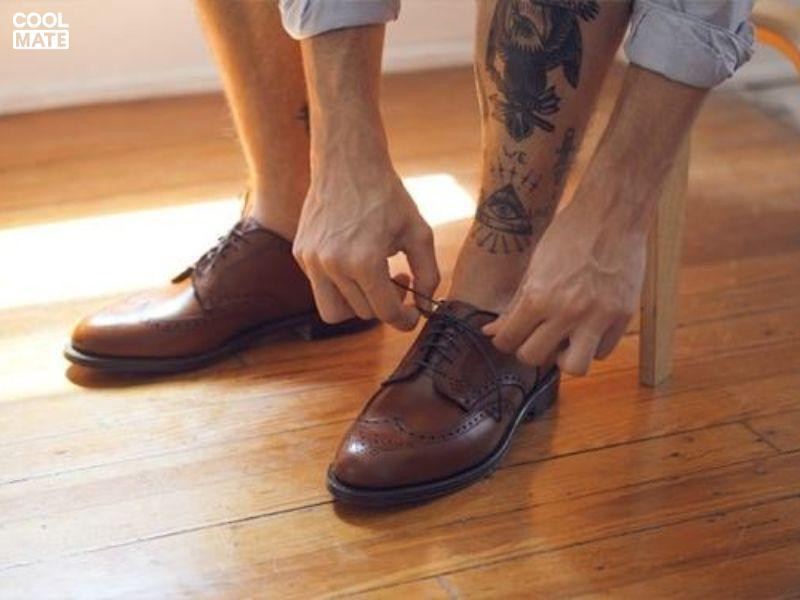 Chọn size giày đúng còn giúp bạn cảm thấy thoải mái và tự tin hơn khi diện quần âu.