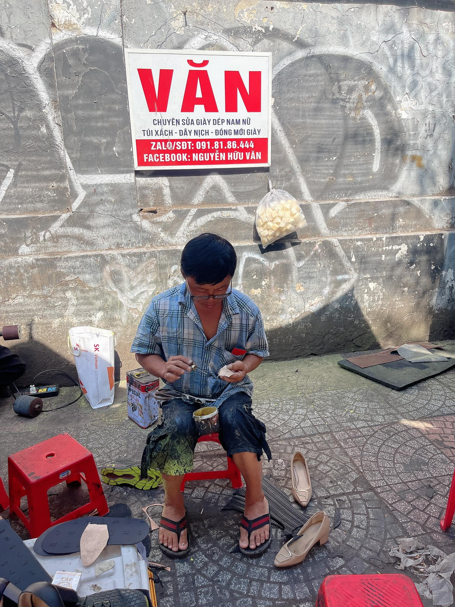 Chú Văn sửa giày với kinh nghiệm lâu năm tận tâm với từng sản phẩm
