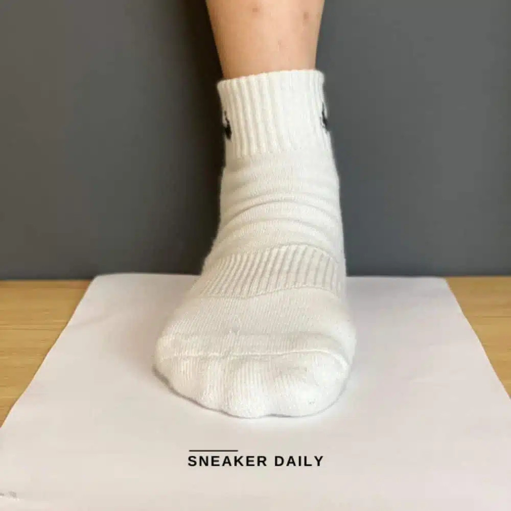 Chuẩn bị giấy và tất để đo size giày Jordan 1 chính xác