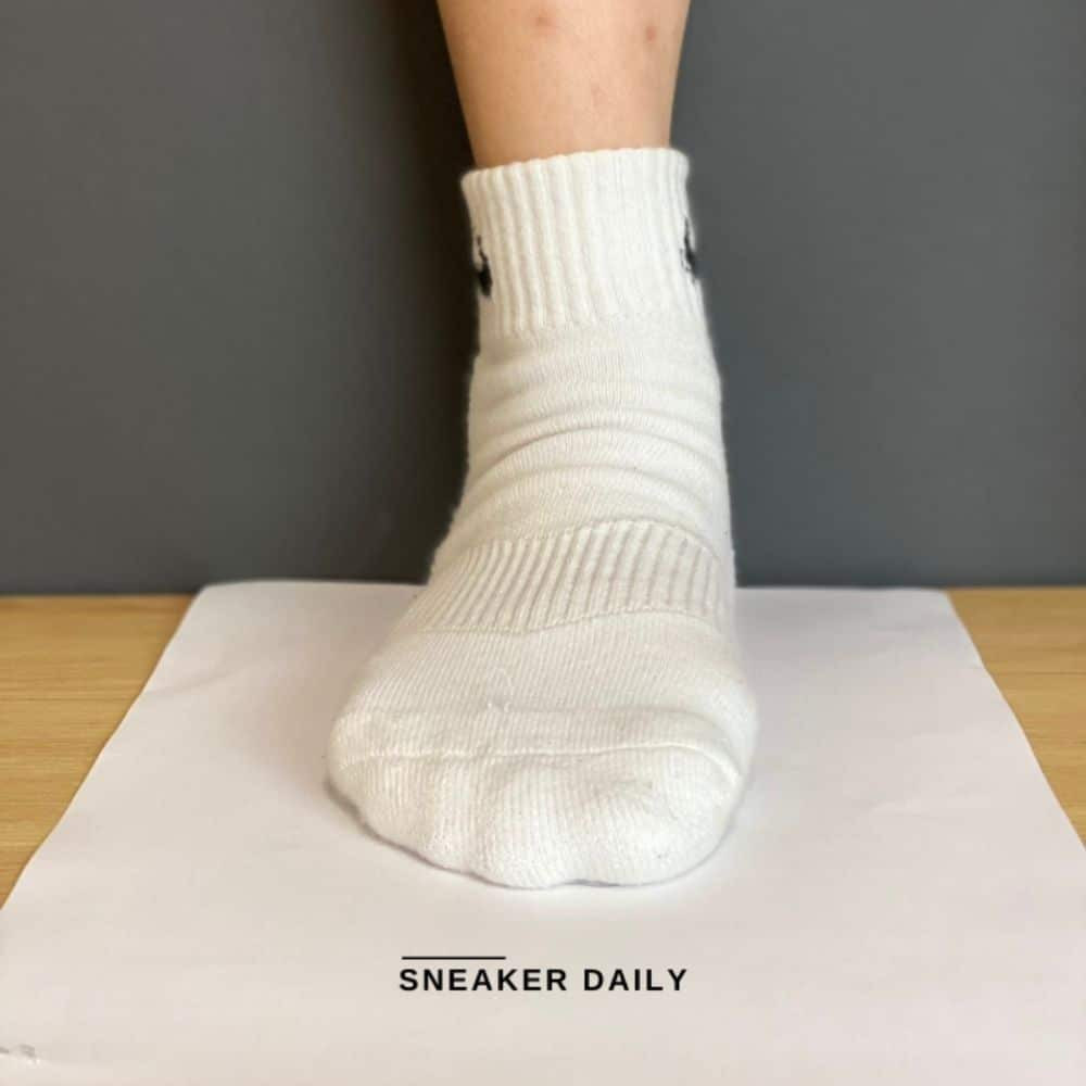 Chuẩn bị giấy và vớ để đo kích thước chân chọn Dunk