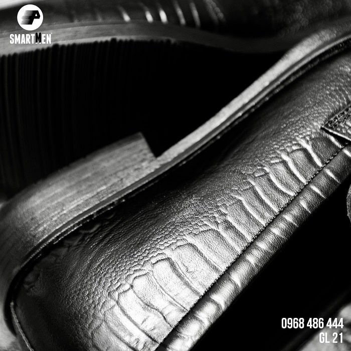 Chụp cận cảnh chi tiết chất liệu và đường may của giày thể thao, cách chụp giày sneaker nổi bật
