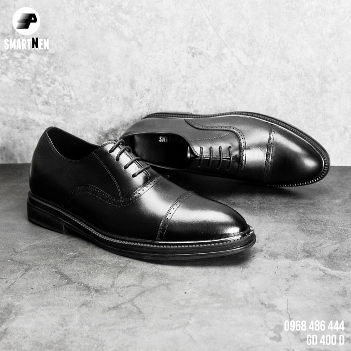 Chụp ngang tầm mắt đôi sneaker màu xám trên nền trắng, lý tưởng để chụp ảnh giày đá bóng