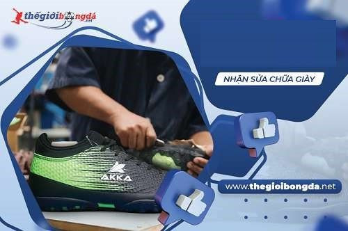 chuyên gia kiểm tra và sửa giày đá bóng