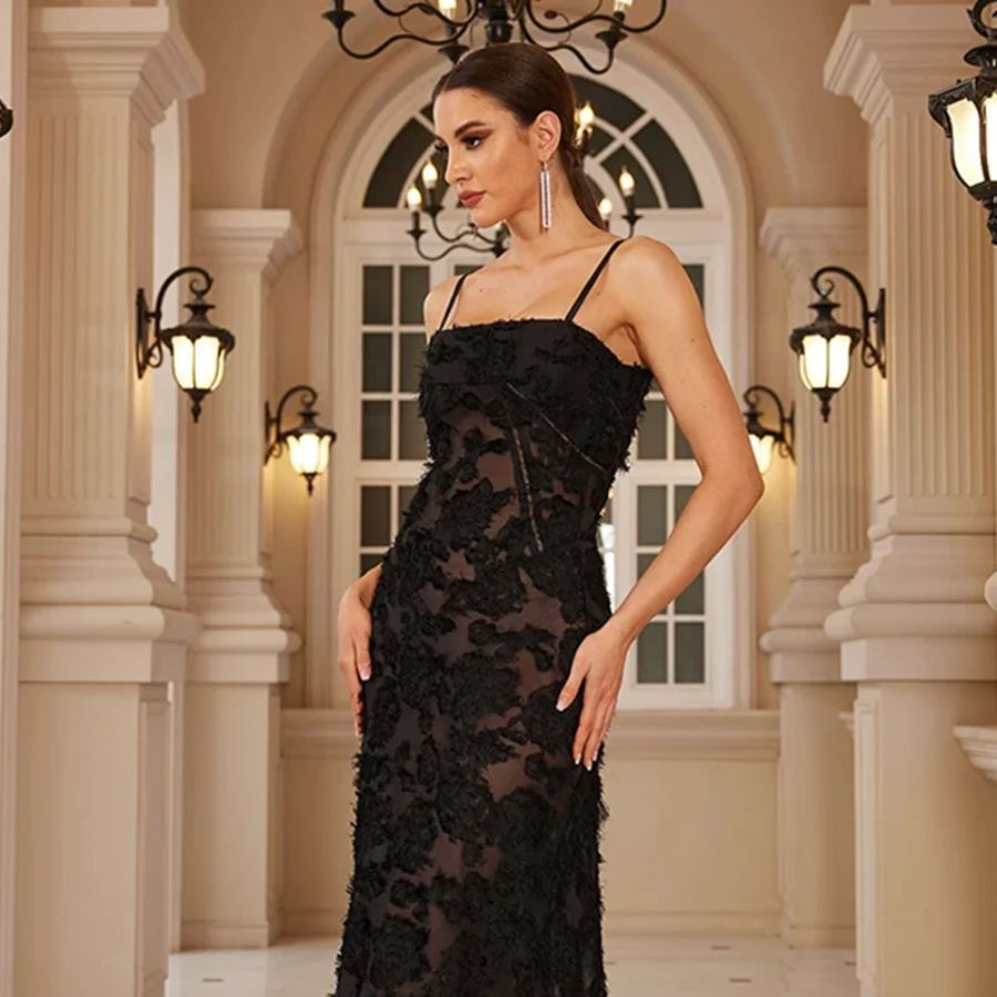 Cô gái cá tính với váy đen xuyên thấu và giày thể thao