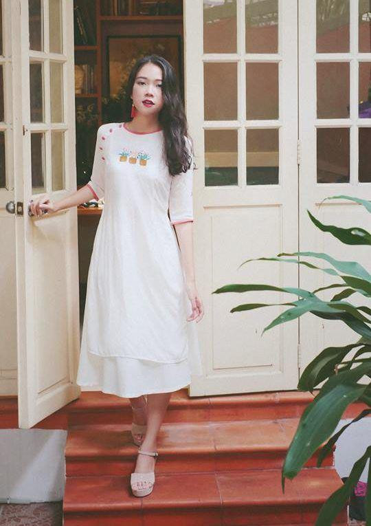 Cô gái diện áo dài trắng, chân mang giày đế xuồng màu nâu nhạt