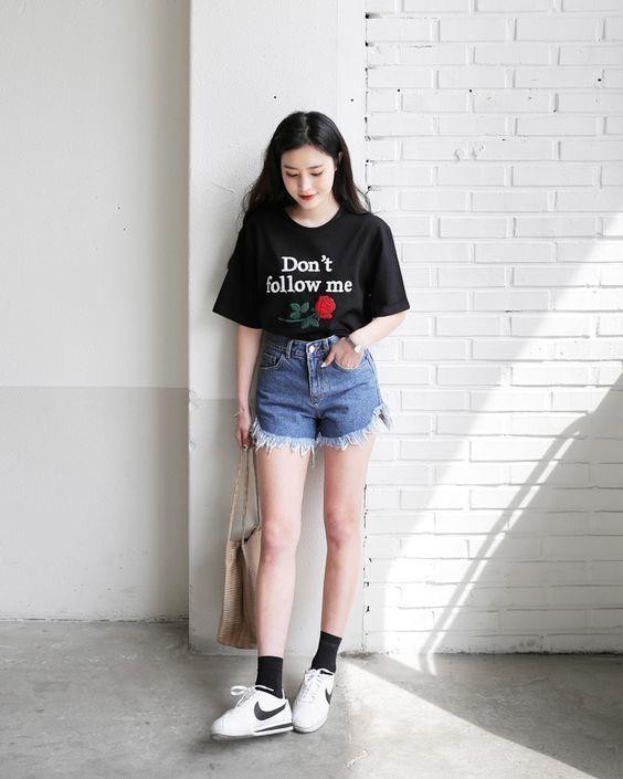 Cô gái diện áo phông trắng, quần short jeans và giày thể thao trắng năng động