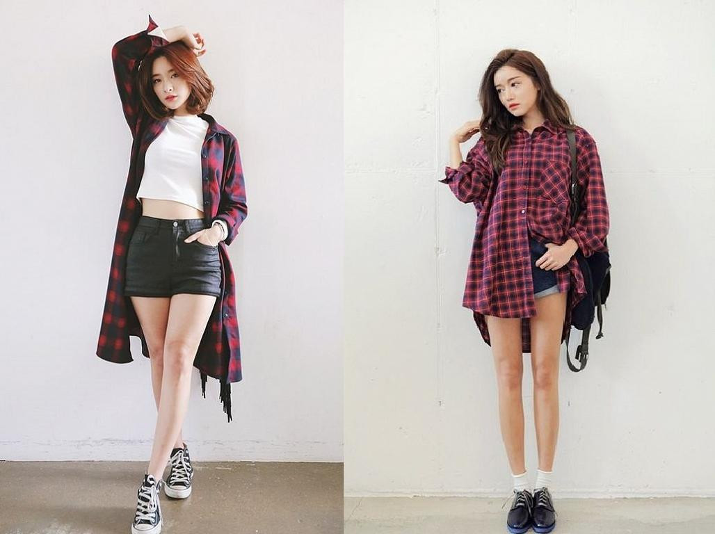 Cô gái diện áo sơ mi denim, áo crop top trắng, quần jeans rách và giày thể thao cao cổ đen