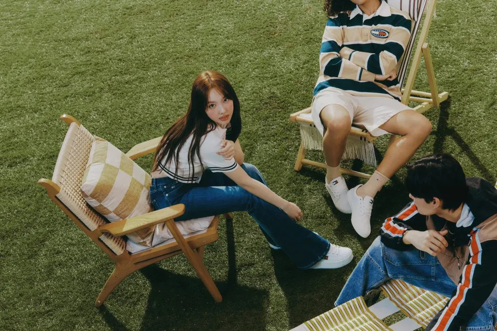 Cô gái diện giày thể thao Tommy Hilfiger phong cách năng động