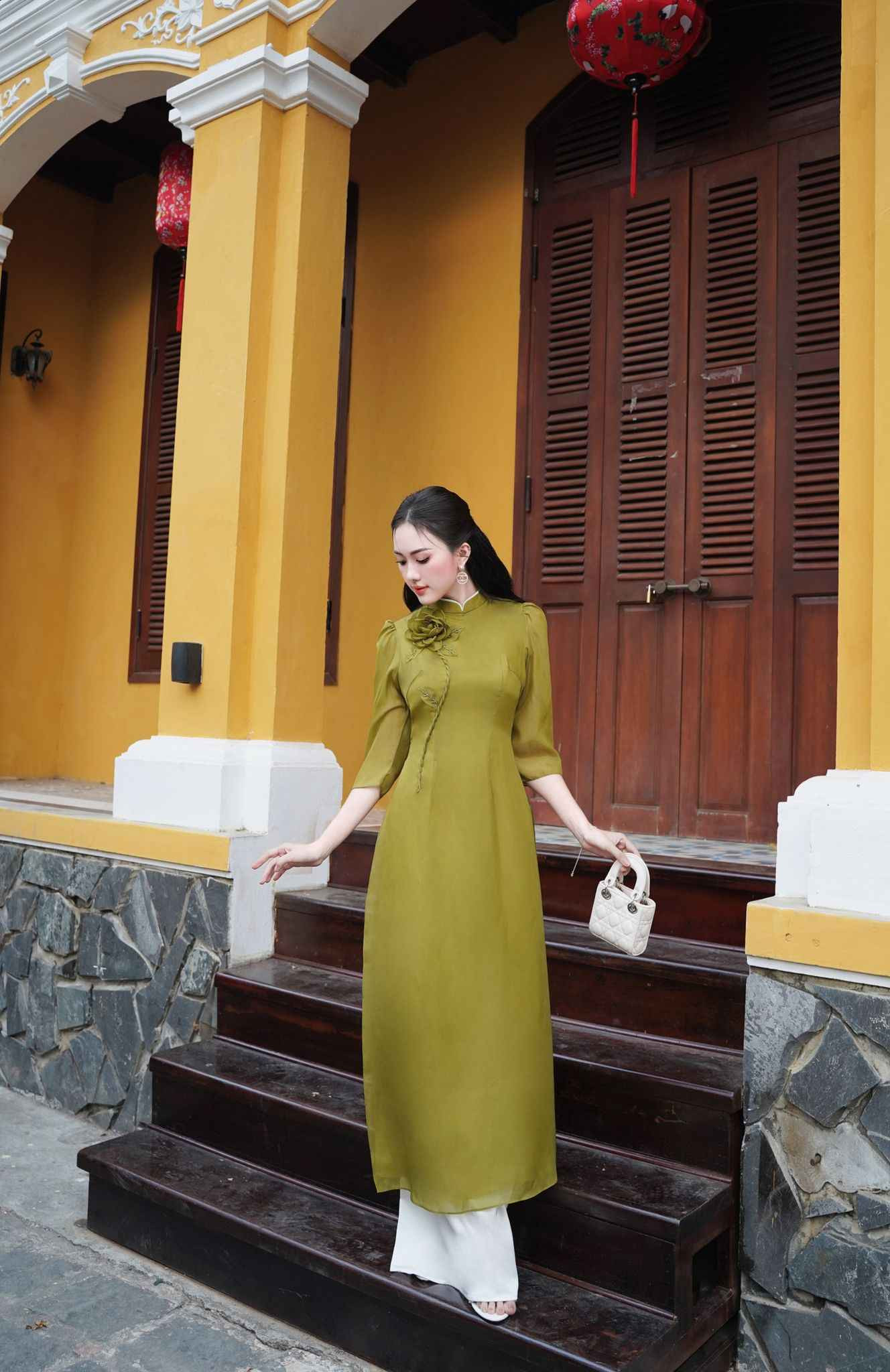 Cô gái mặc áo dài 4 tà họa tiết thêu truyền thống cùng giày cao gót màu kem