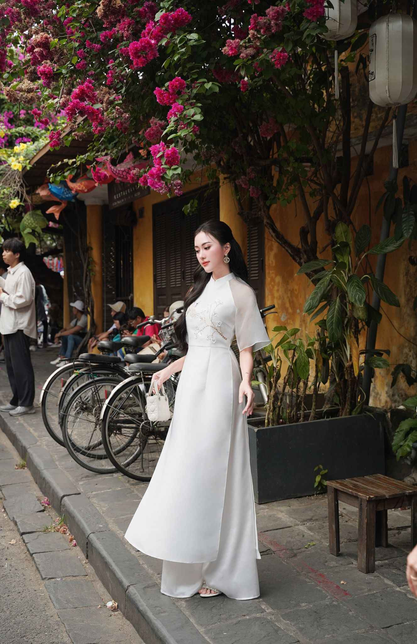 Cô gái mặc áo dài tay lỡ họa tiết nhẹ nhàng kết hợp giày cao gót vừa phải