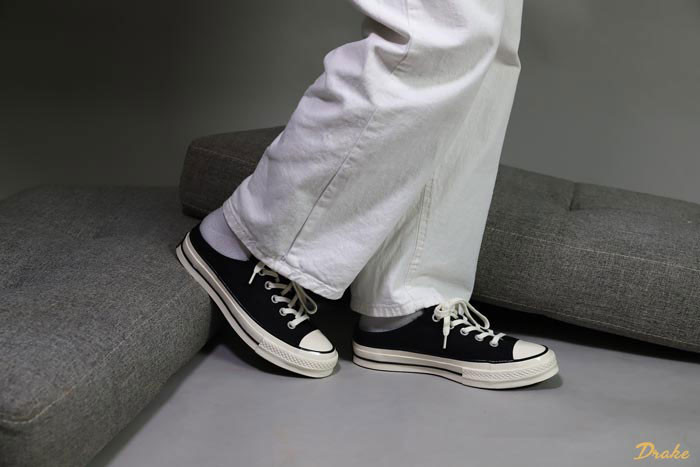 Cô gái mang giày sục Converse nữ đen kết hợp trang phục đơn giản, tiện lợi