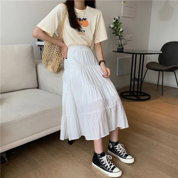 Cô gái năng động phối chân váy xếp ly dài cùng sneaker