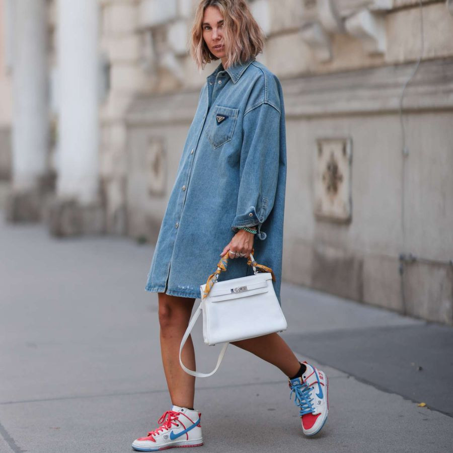 Cô gái năng động với váy denim và giày thể thao
