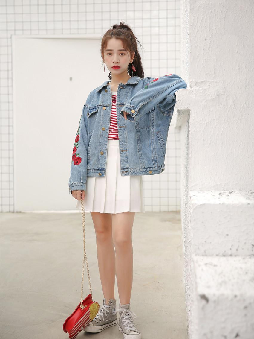 Cô gái phối áo khoác denim xanh, chân váy jeans và giày thể thao trắng