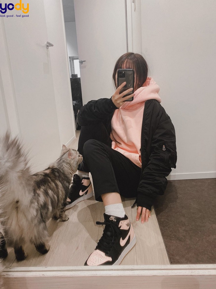 Cô gái phong cách với giày jordan cổ cao nữ và áo hoodie năng động