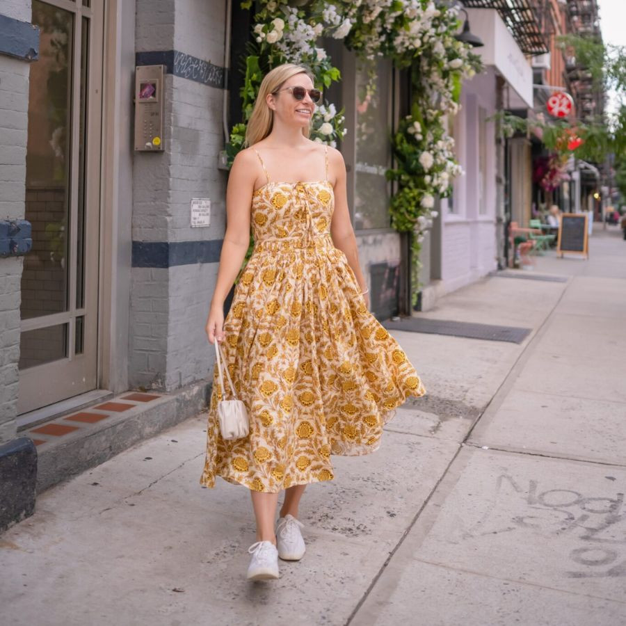 Cô gái sành điệu trong bộ váy xòe đen kết hợp cùng giày thể thao trắng, tạo nên vẻ ngoài nữ tính và cá tính.