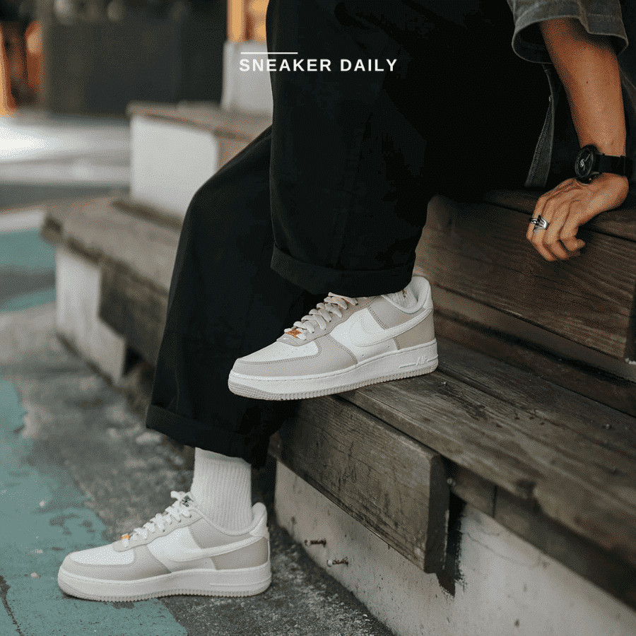 Cô gái sành điệu với giày Nike Air Force 1 màu kem