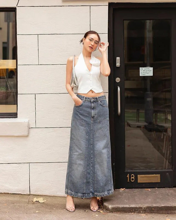 Cô gái trẻ trung với chân váy bò dài ôm suông và áo thun basic