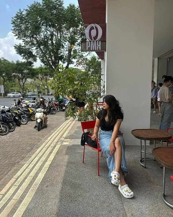 Cô gái trẻ trung với chân váy denim và đôi clog trắng năng động
