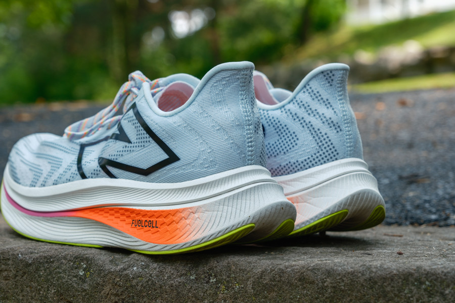 Công nghệ Energy Arc trong đế giày New Balance SuperComp Trainer V2, tăng cường hoàn trả năng lượng.