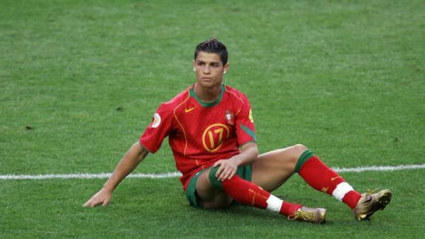 Cristiano Ronaldo thi đấu với giày đá bóng CR7 chính hãng Nike Mercurial Vapor 2