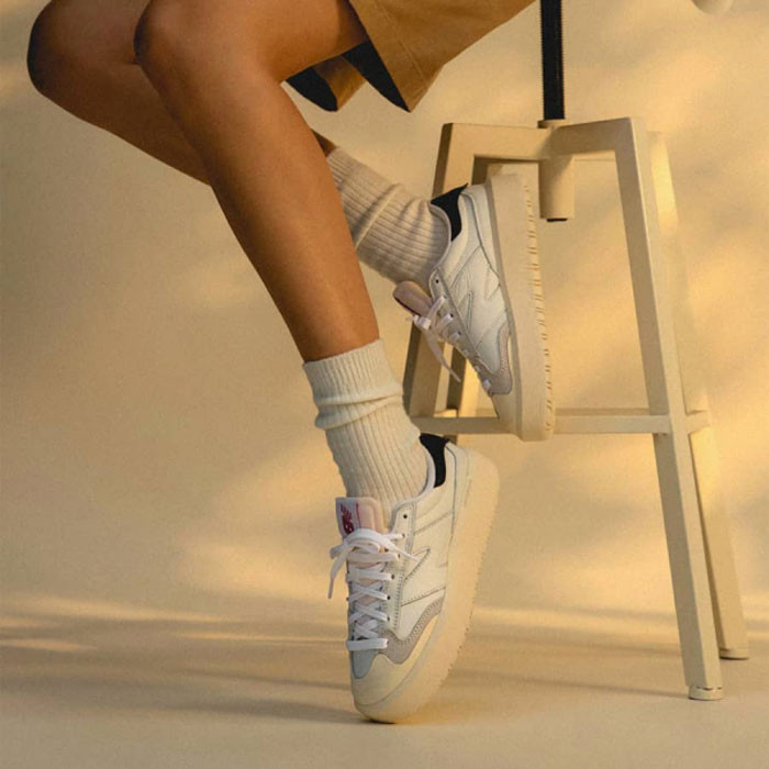 CT302 trên chân người mẫu, thể hiện sự kết hợp hoàn hảo giữa đế giày New Balance thời thượng và phong cách cá nhân.