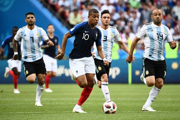 Cú bứt tốc thần thánh của Mbappe với đôi Mercurial màu trắng