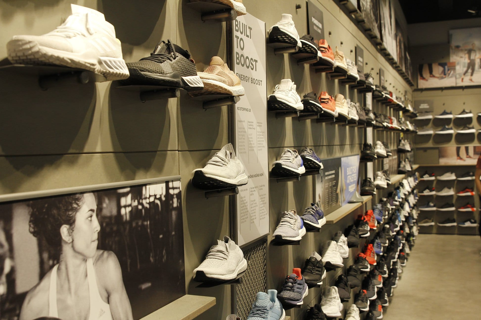 Cửa hàng Adidas tại Bà Triệu, một trong những shop giày thể thao lớn và lâu đời ở Hà Nội